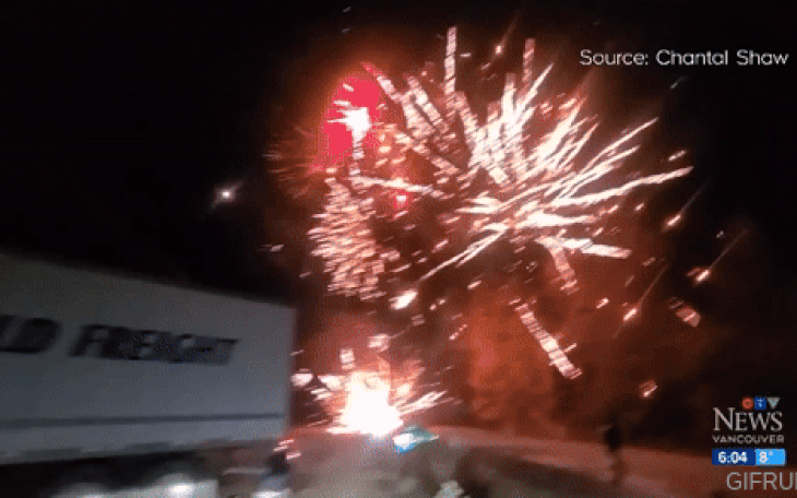Xe tải chở 100.000 USD pháo hoa bị tông, xem pháo hoa miễn phí cả tiếng