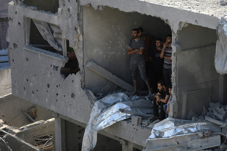 Người Palestine trong những ngôi nhà nát bươm do các cuộc tấn công của Israel ở Dải Gaza hôm 1-11 - Ảnh: REUTERS
