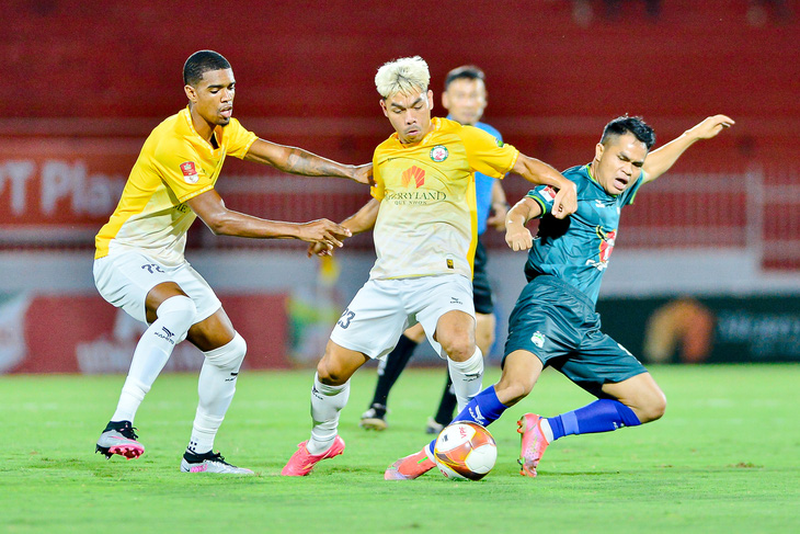 Hai CLB đều đổi tên MerryLand Quy Nhơn Bình Định (áo vàng) và LPBank Hoàng Anh Gia Lai gặp nhau ở vòng 3 V-League 2023-2024 - Ảnh: VPF