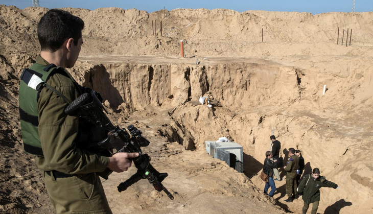 Binh sĩ Israel đứng bên ngoài khu vực được cho là đường hầm của Hamas nối Dải Gaza với Israel - Ảnh: REUTERS
