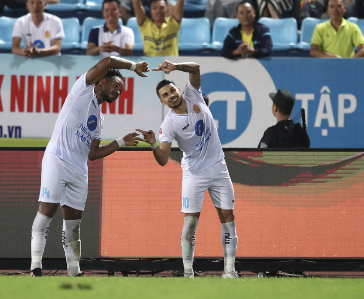 Hendrio (phải) ăn mừng bàn thắng - Ảnh: NĐFC