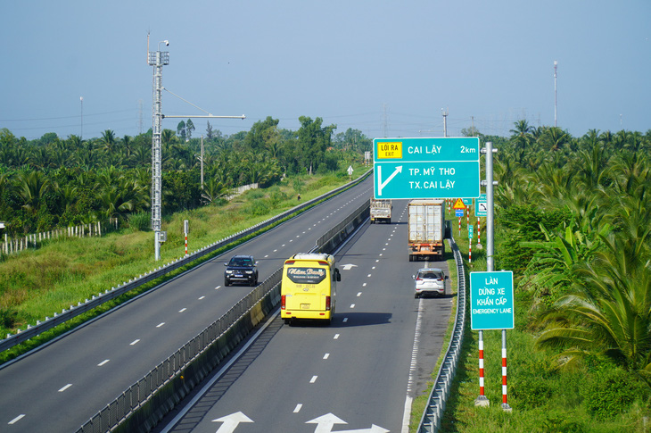 Sáng 3-11, hai chiếc xe đậu vào điểm dừng khẩn cấp trên tuyến cao tốc Trung Lương - Mỹ Thuận đều lấn gần một nửa ra làn ngoài - Ảnh: MẬU TRƯỜNG