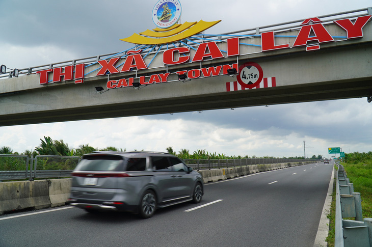 Nhiều tài xế cho biết cảm thấy &quot;bức bí&quot; khi chạy trên tuyến cao tốc Trung Lương - Mỹ Thuận - Ảnh: MẬU TRƯỜNG