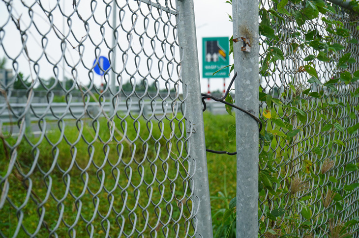 Hai bên tuyến cao tốc Trung Lương - Mỹ Thuận, nhiều đoạn hàng rào hai bên bị phá hoại, tháo dỡ - Ảnh: MẬU TRƯỜNG
