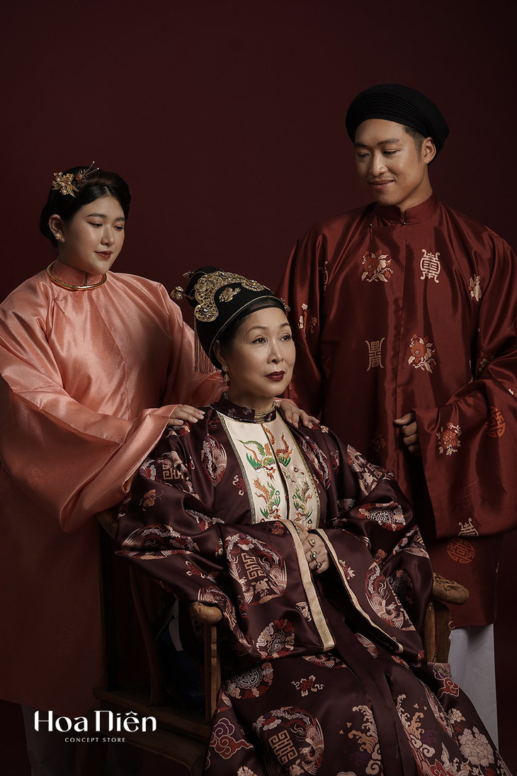 Hồng Vân và hai con trong bộ ảnh - Ảnh: Hoa Niên - Năm Tháng Tươi Đẹp