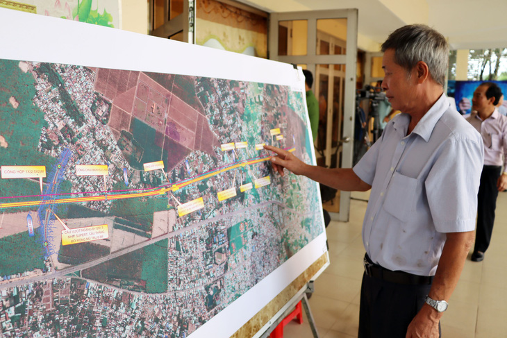 Người dân có đất bị thu hồi ở dự án cao tốc Biên Hòa - Vũng Tàu xem mô hình dự án - Ảnh: A LỘC