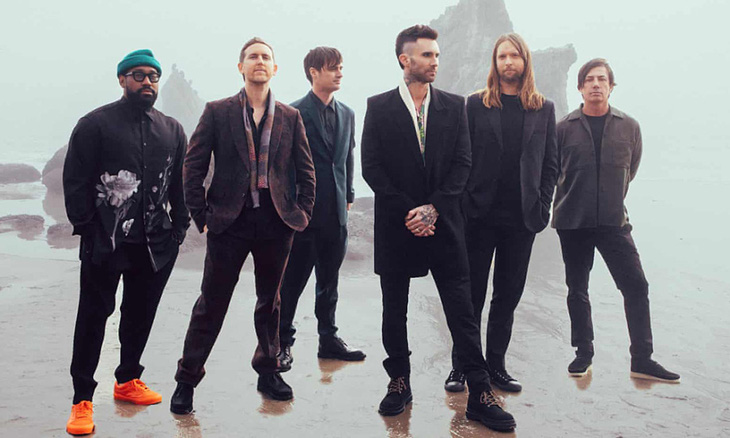 Nhóm Maroon 5 hiện tại có sáu người, Adam Levine (thứ ba từ phải sang) là trưởng nhóm - Ảnh: Guardian