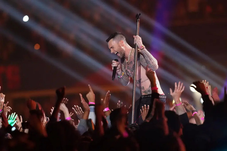 Adam Levine cùng Maroon 5 biểu diễn tại Super Bowl 2019 - Ảnh: The York Times