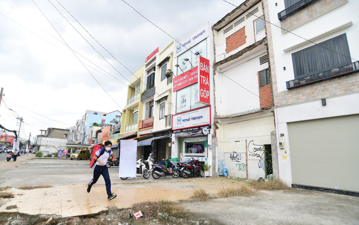 Tuyến metro số 2 Bến Thành - Tham Lương là một trong những dự án đầu tư công bị điểm tên trong danh mục lãng phí, triển khai kéo dài. Trong ảnh: Khu vực được giải tỏa để xây dựng nhà ga của tuyến metro Bến Thành - Tham Lương đoạn qua quận Tân Bình, TP.HCM - Ảnh: Q.ĐỊNH