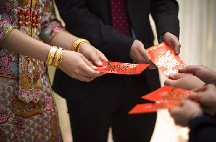 Khách mời có truyền thống mừng hồng bao cho cô dâu, chú rể trong đám cưới. Ảnh: Shutterstock