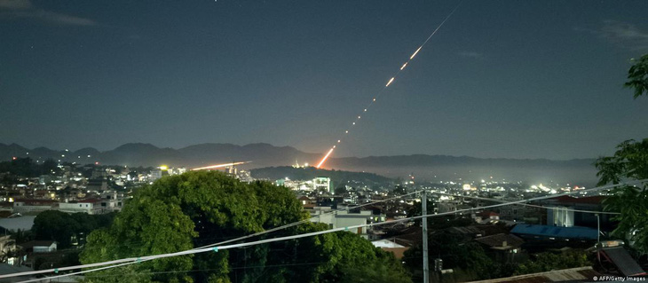 Tên lửa phóng từ khu vực thị trấn Lashio của Myanmar tối 28-10 - Ảnh: AFP
