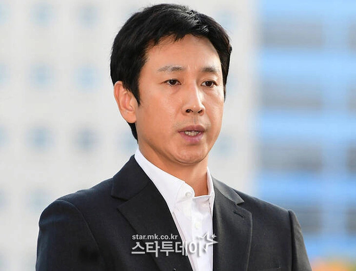 Lee Sun Kyun tại buổi trình diện cảnh sát đầu tiên - Ảnh: MK