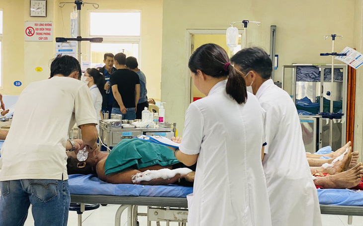 Bác sĩ Bệnh viện Đa khoa trung ương Quảng Nam tiếp nhận và điều trị cho 9 người bị bỏng trong vụ nổ bình khí gas CO₂ ở Nhà máy đóng tàu Dung Quất - Ảnh: MẠNH TRƯỜNG