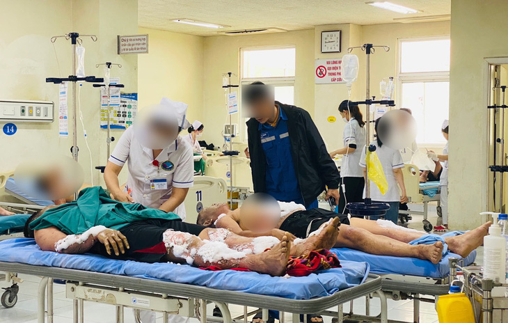 Sau khi tiếp nhận cấp cứu, có 7 bệnh nhân bỏng nặng được Bệnh viện Đa khoa trung ương Quảng Nam làm thủ tục chuyển lên Bệnh viện Đà Nẵng điều trị - Ảnh: MẠNH