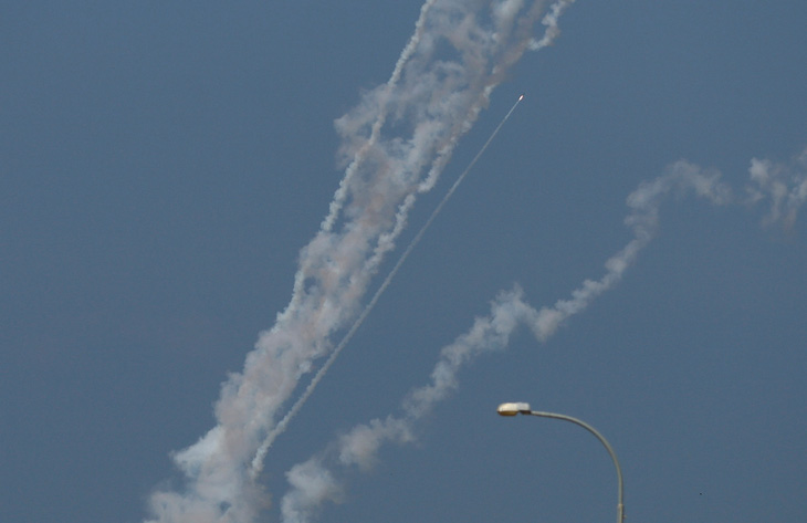 Rocket tiếp tục được phóng từ Dải Gaza về hướng Israel. Ảnh chụp từ phía nam Dải Gaza ngày 2-11 - Ảnh: REUTERS