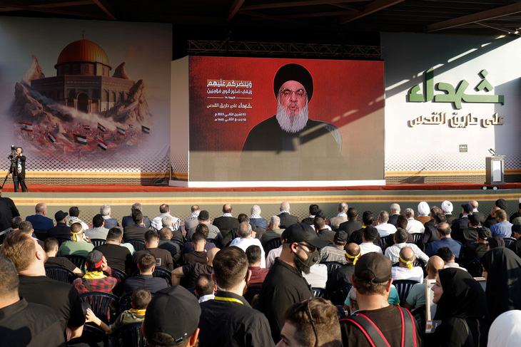 Người ủng hộ lãnh đạo Hezbollah Sayyed Hassan Nasrallah tụ tập nghe bài phát biểu tại vùng ngoại ô phía nam Beirut, Lebanon, ngày 3-11 - Ảnh: REUTERS