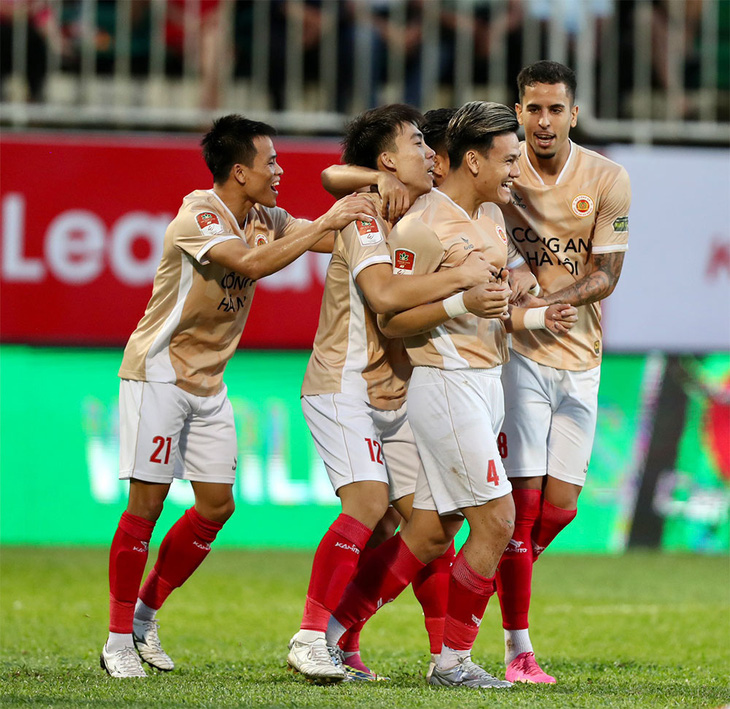 Hồ Tấn Tài (4) ăn mừng bàn thắng cùng các đồng đội ở trận gặp Hoàng Anh Gia Lai - Ảnh: VPF