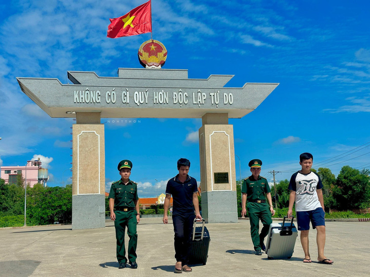 Cán bộ Đồn biên phòng cửa khẩu quốc tế Hà Tiên giải cứu thành công hai người Việt bị lừa bán sang Campuchia - Ảnh: TIẾN VINH