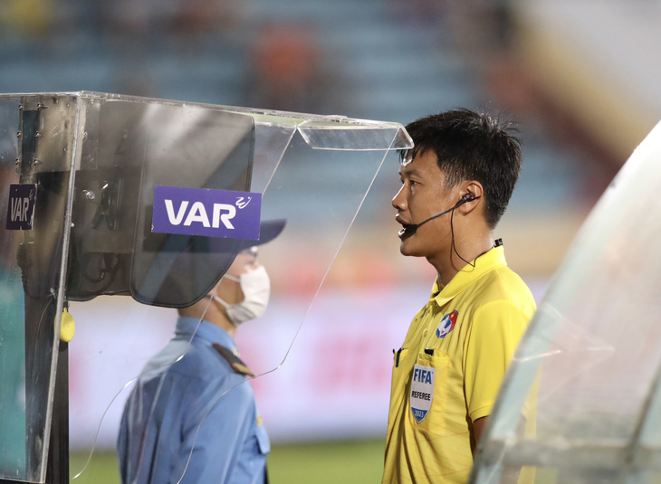 Trọng tài FIFA Nguyễn Mạnh Hải kiểm tra VAR - Ảnh: NĐFC 