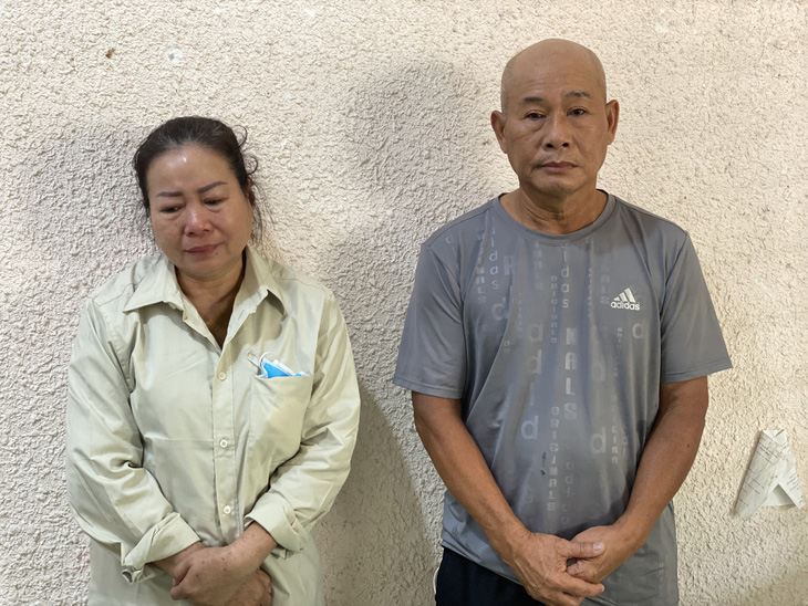 Vợ chồng Lý - Hùng tại cơ quan điều tra - Ảnh: Công an cung cấp