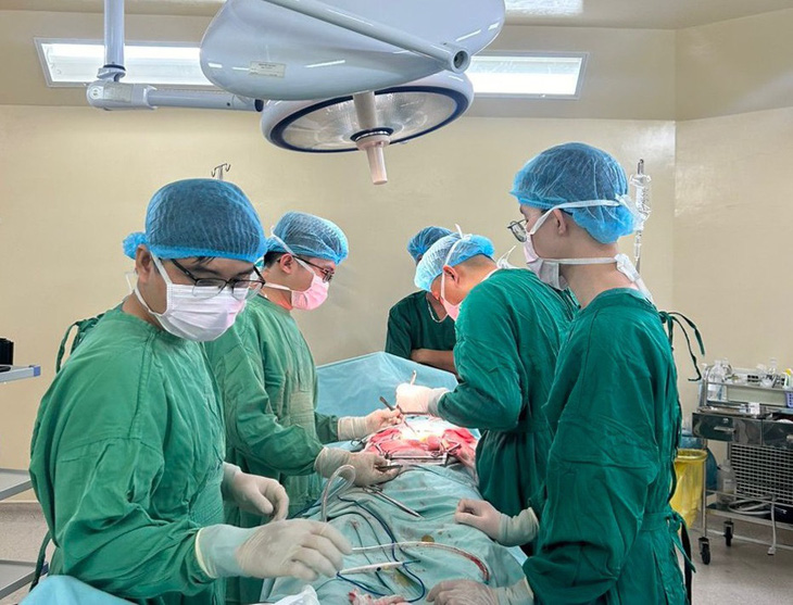 Kíp trực BV Đa khoa Tâm Trí Đà Nẵng đang thực hiện ca phẫu thuật - Ảnh: BV cung cấp