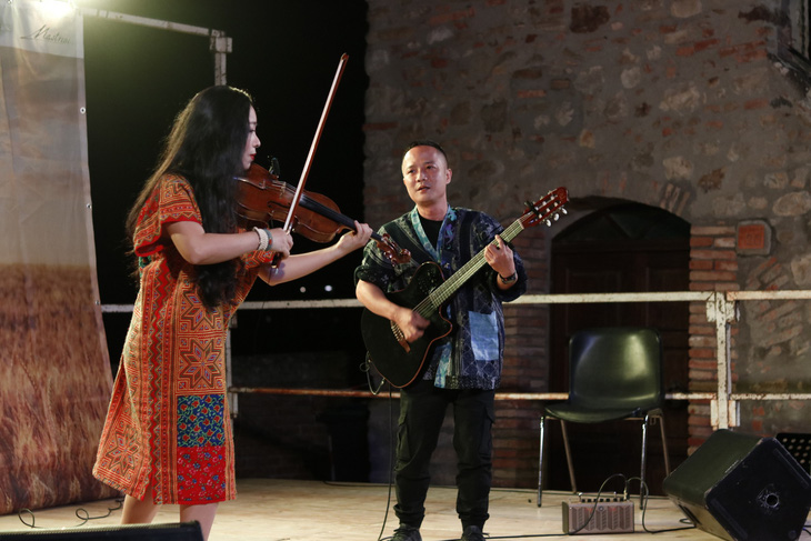Nghệ sĩ vĩ cầm Trịnh Minh Hiền biểu diễn tại Ý - Ảnh: NVCC