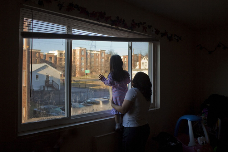 Một gia đình trong căn hộ nhỏ hai phòng ngủ ở Gaithersburg, Maryland. Nhiều người thuê nhà có thu nhập thấp ở các thành phố của Mỹ sống trong điều kiện không đạt tiêu chuẩn trong những căn hộ cũ kỹ - Ảnh: BLOOMBERG