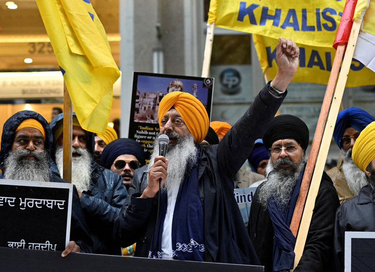 Tín đồ đạo Sikh biểu tình trước cửa Đại sứ quán Ấn Độ tại Canada hồi cuối tháng 9, sau khi Ottawa cáo buộc New Delhi đứng sau cuộc ám sát thủ lĩnh tôn giáo này ở Canada - Ảnh: REUTERS