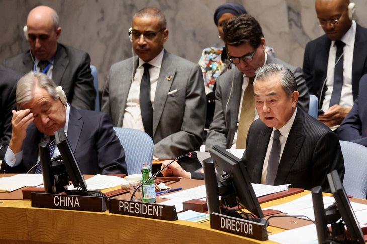 Ngoại trưởng Trung Quốc Vương Nghị (hàng dưới, phải) chủ trì cuộc họp Hội đồng Bảo an Liên Hiệp Quốc ngày 29-11 - Ảnh: REUTERS