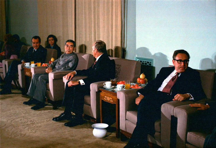 Tổng thống Mỹ Nixon và Cố vấn an ninh quốc gia Henry Kissinger ngồi cùng Thủ tướng Trung Quốc Chu Ân Lai vào tháng 2-1972 - Ảnh: REUTERS