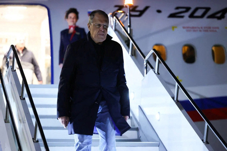 Ngoại trưởng Nga Sergei Lavrov xuống máy bay tại Skopje, Bắc Macedonia ngày 30-11 - Ảnh: REUTERS
