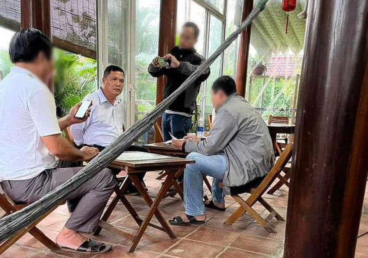 Công an huyện Đại Lộc, tỉnh Quảng Nam bắt quả tang Đặng Ngọc Bảo khi đang nhận tiền từ doanh nghiệp - Ảnh: C.A