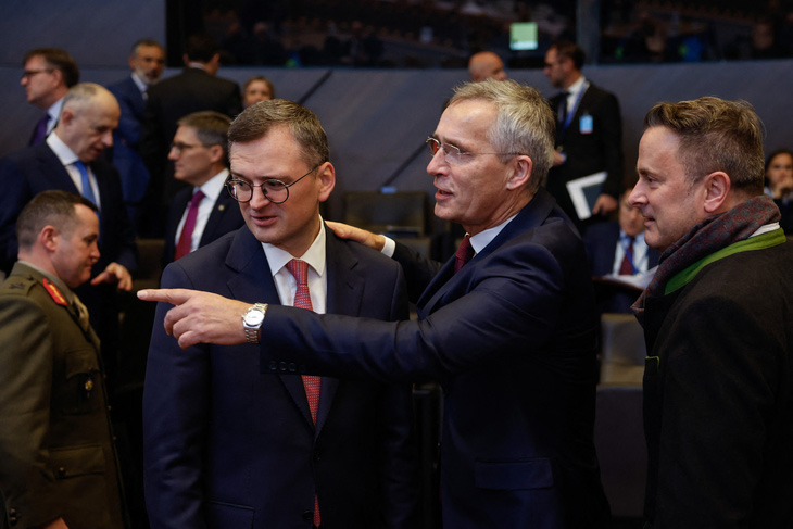 Tổng thư ký NATO Jens Stoltenberg (giữa) và Ngoại trưởng Ukraine Dmytro Kuleba (bìa trái) trong cuộc họp ngày 29-11 tại Brussels (Bỉ) - Ảnh: AFP