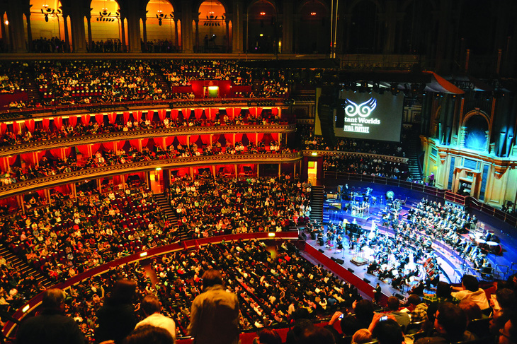 Gần 6.000 khán giả đủ mọi lứa tuổi đến xem buổi hòa nhạc &quot;Final Fantasy VII Remake&quot; tại Royal Albert Hall (London) tháng 9-2021. Ảnh: Nik Mortimer