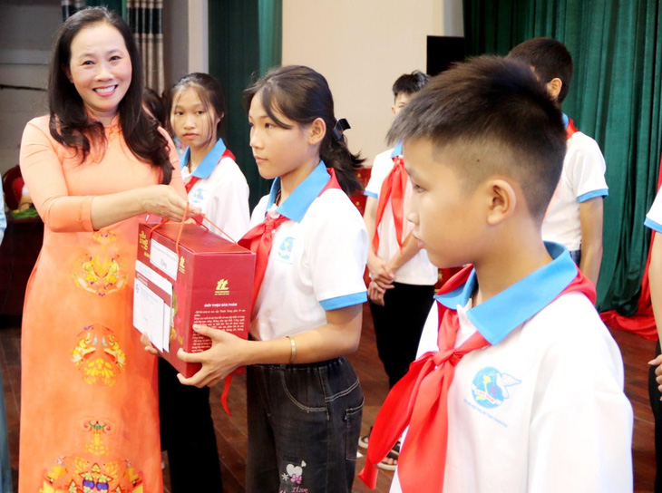 Lãnh đạo Hội Liên hiệp phụ nữ tỉnh Thanh Hóa tặng quà cho trẻ mồ côi - Ảnh do Hội Liên hiệp phụ nữ tỉnh Thanh Hóa cung cấp