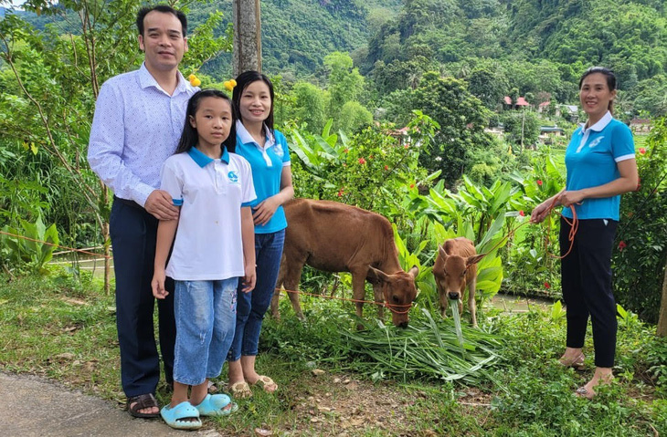 Ông Phạm Anh Tuấn - bí thư Đảng ủy xã Trung Hạ, huyện Quan Sơn (Thanh Hóa) - tặng cặp bò cho gia đình trẻ mồ côi trên địa bàn xã - Ảnh do Hội Liên hiệp phụ nữ huyện Quan Sơn cung cấp