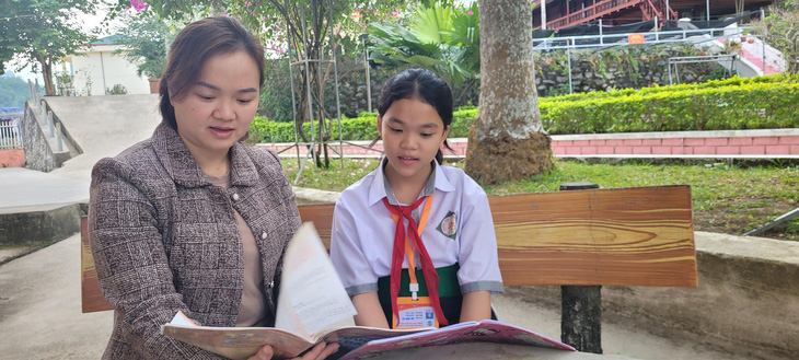 Lãnh đạo Hội Liên hiệp phụ nữ huyện Quan Sơn (Thanh Hóa) thăm hỏi, động viên em Hà Yến Vy tại Trường phổ thông dân tộc nội trú THCS Quan Sơn - Ảnh: HÀ ĐỒNG