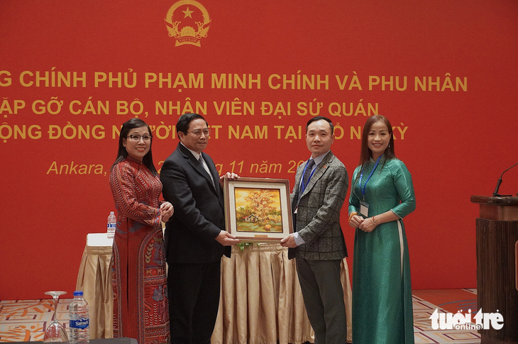 Thủ tướng và phu nhân tặng quà cho các đại diện lâm thời Hội Người Việt sinh sống tại Thổ Nhĩ Kỳ - Ảnh: NGỌC AN