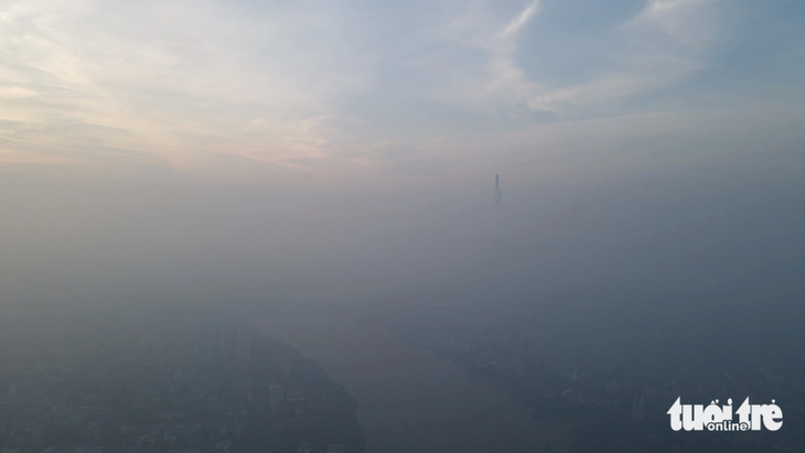 Tòa nhà Landmark 81 cao nhất TP.HCM chỉ còn thấy phần đỉnh tháp