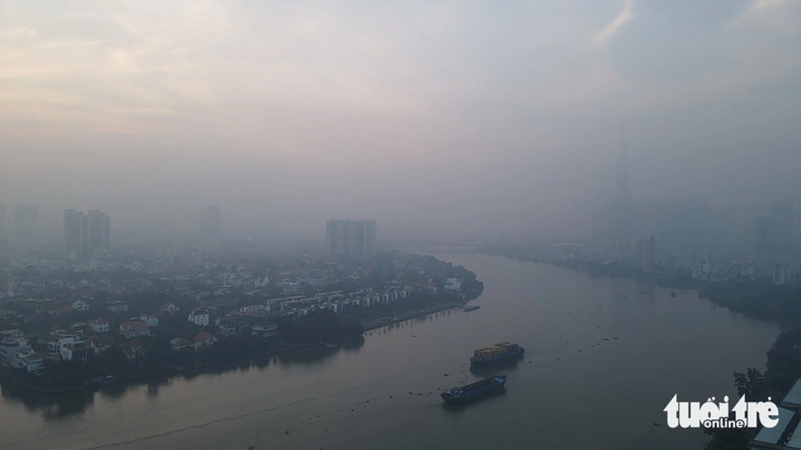 Một góc phường Thảo Điền bị che phủ bởi lớp mù, cầu Sài Gòn phía xa cũng gần như biến mất 