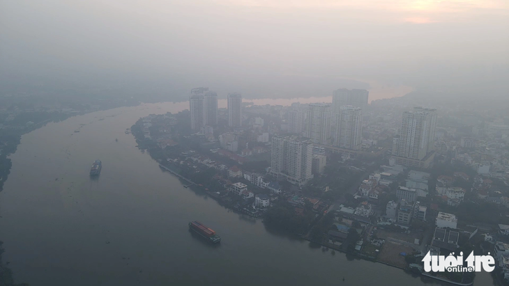 Hiện tượng trời mù thường xuất hiện vào những tháng cuối năm khi nhiệt độ ngày đêm có sự chênh lệch, không khí có nhiều khói bụi