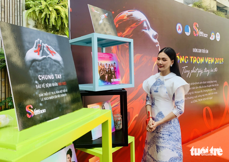 Hoa hậu Bùi Quỳnh Hoa tham quan triển lãm tại ngày hội Sống trọn vẹn 2023 - Ảnh: HOÀI PHƯƠNG