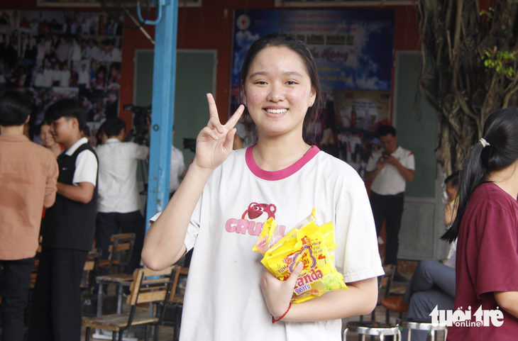 Bạn Huỳnh Tiểu Huyền (lớp 11), ở Trung tâm nhân đạo Quê Hương - Ảnh: CÔNG TRIỆU