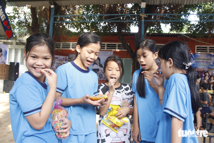 Nhóm trẻ ở Trung tâm nhân đạo Quê Hương (Bình Dương) là những vị khách đầu tiên thưởng thức dây kẹo dài nhất thế giới - Ảnh: CÔNG TRIỆU