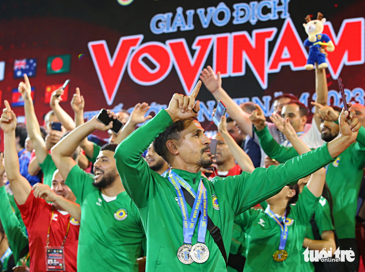Các VĐV vovinam Algeria ăn mừng và chụp ảnh selfie lưu lại kỷ niệm khi giành ngôi nhì toàn đoàn - Ảnh: QUANG THỊNH