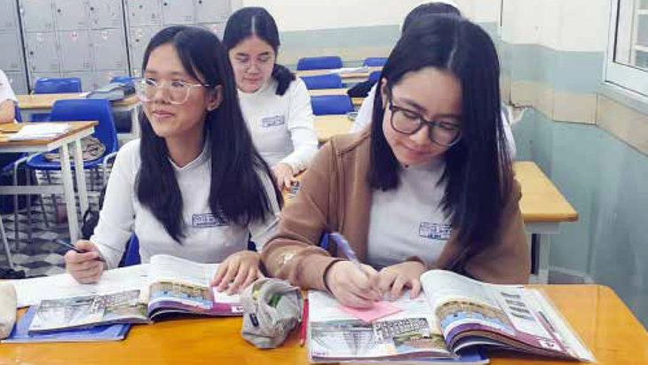 Học sinh lớp 11 Trường THPT Lê Quý Đôn, quận 3, TP.HCM trong giờ học môn tiếng Anh. Đây là lứa học sinh đầu tiên học chương trình giáo dục phổ thông 2018 từ lớp 10 và sẽ thi tốt nghiệp THPT với bốn môn - Ảnh: HOÀNG HƯƠNG