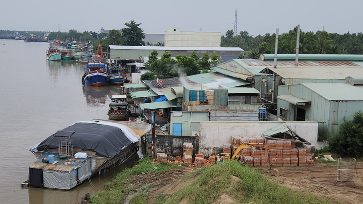 Cặp sông Cái Bé, xã Bình An, huyện Châu Thành, Kiên Giang hiện có 7 công ty chế biến bột cá bị người dân phản ánh gây bốc mùi hôi thối - Ảnh: BỬU ĐẤU