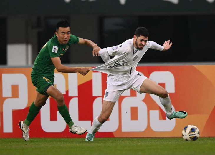 Tiền đạo Ramil Sheydayev (áo trắng) thách thức CLB Chiết Giang sau vụ ẩu đả - Ảnh: BURIRAM UNITED