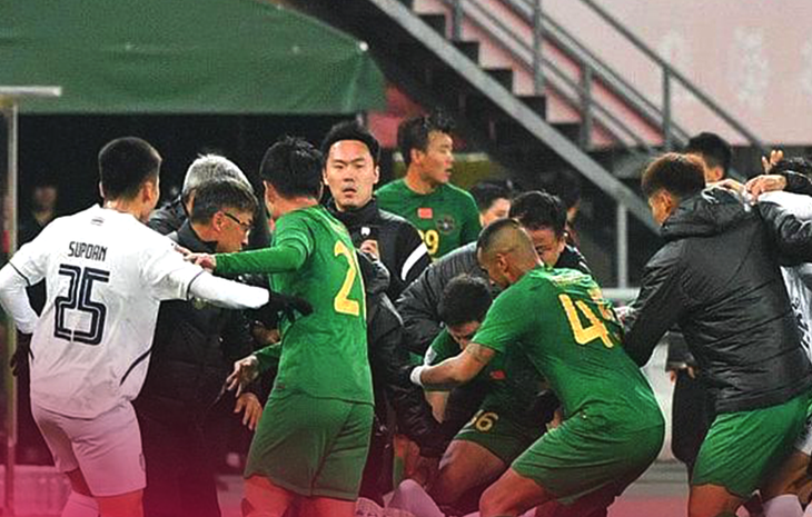 Hình ảnh đánh nhau xấu xí của cầu thủ hai đội Thái Lan, Trung Quốc tại AFC Champions League - Ảnh: Siam Sports