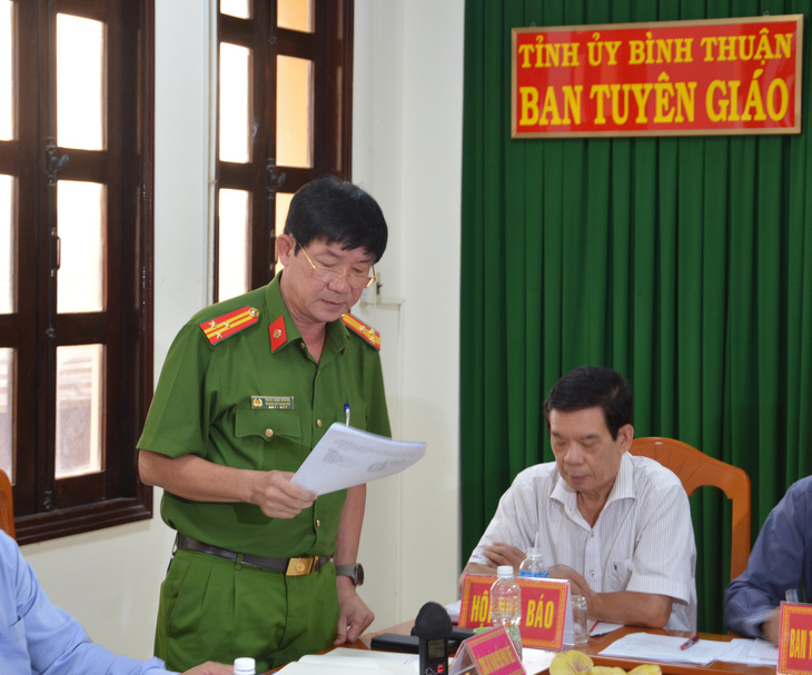 Thượng tá Trần Long Khánh, trưởng Công an TP Phan Thiết, thông tin về các vụ vỡ hụi trên địa bàn - Ảnh: MAI THỨC